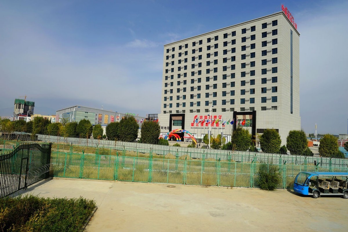 霍尔果斯口岸看国门