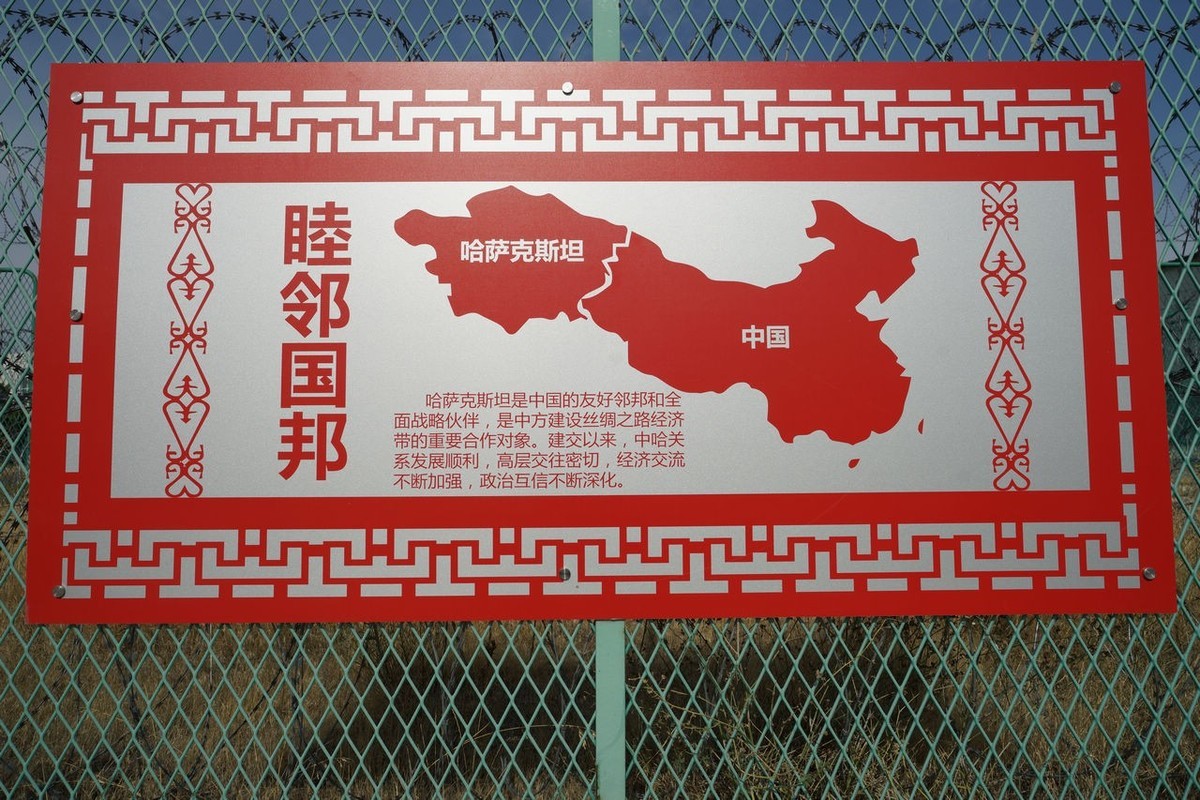 霍尔果斯口岸看国门