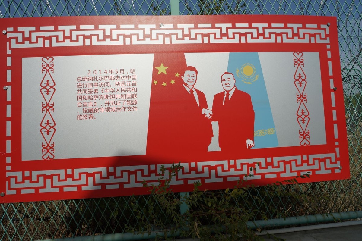 霍尔果斯口岸看国门