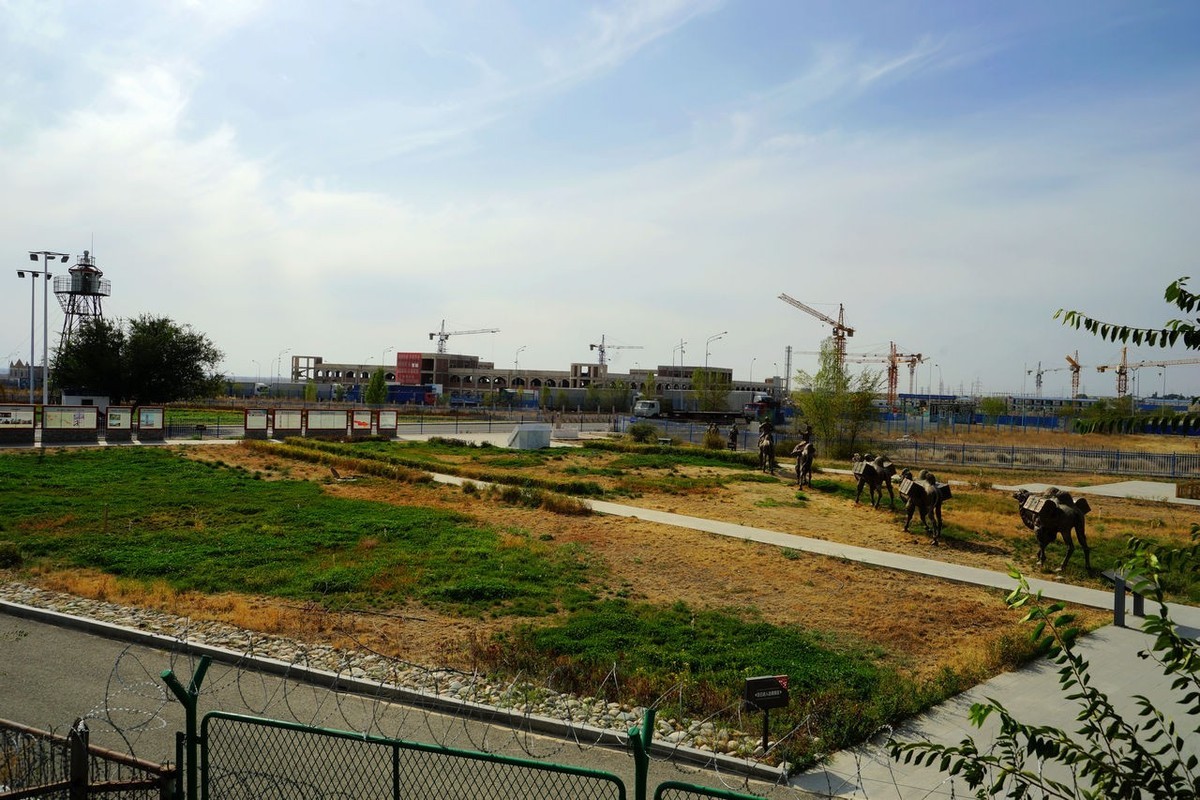 霍尔果斯口岸看国门