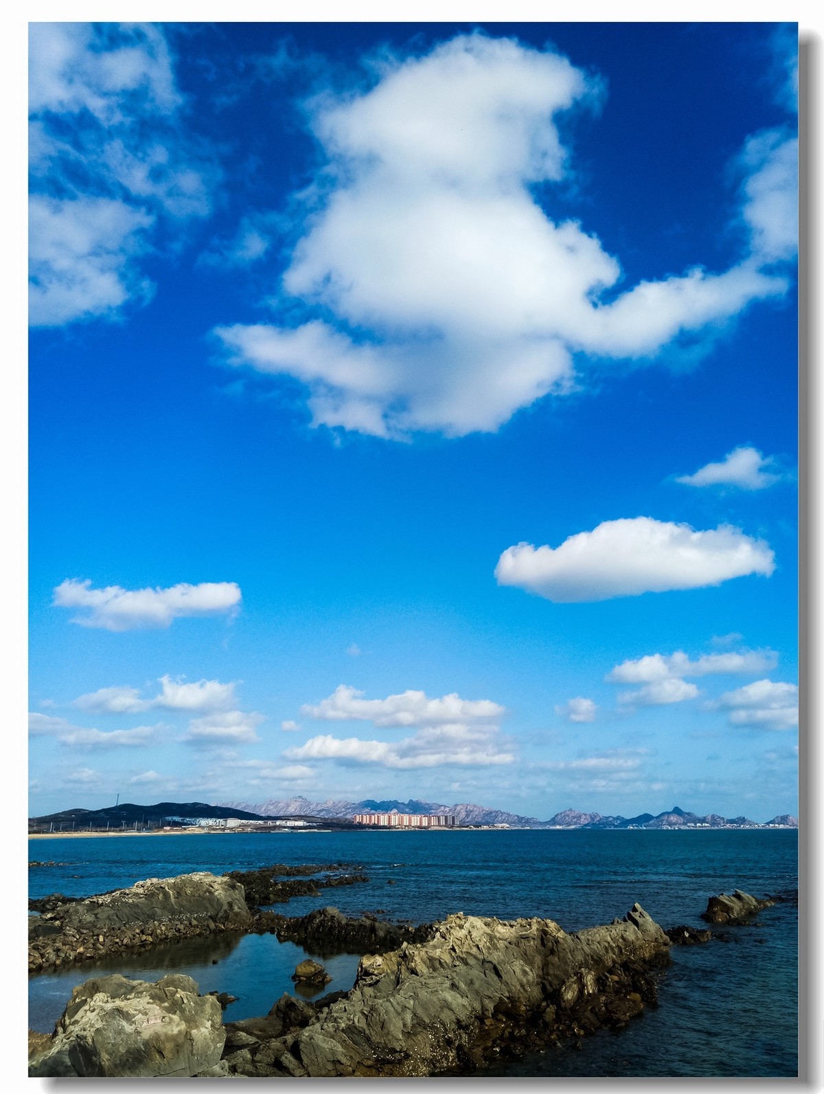 海邊藍天白雲與沙灘