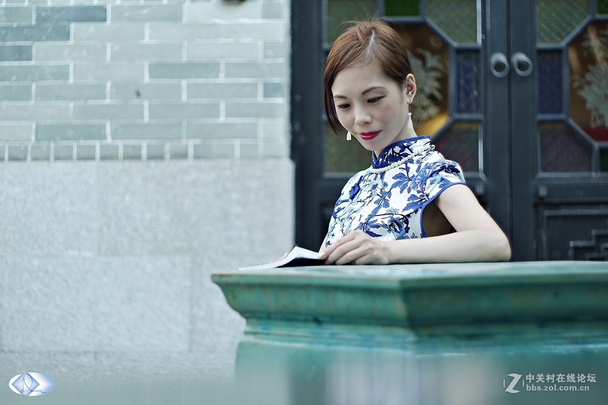 旗袍女子书情韵