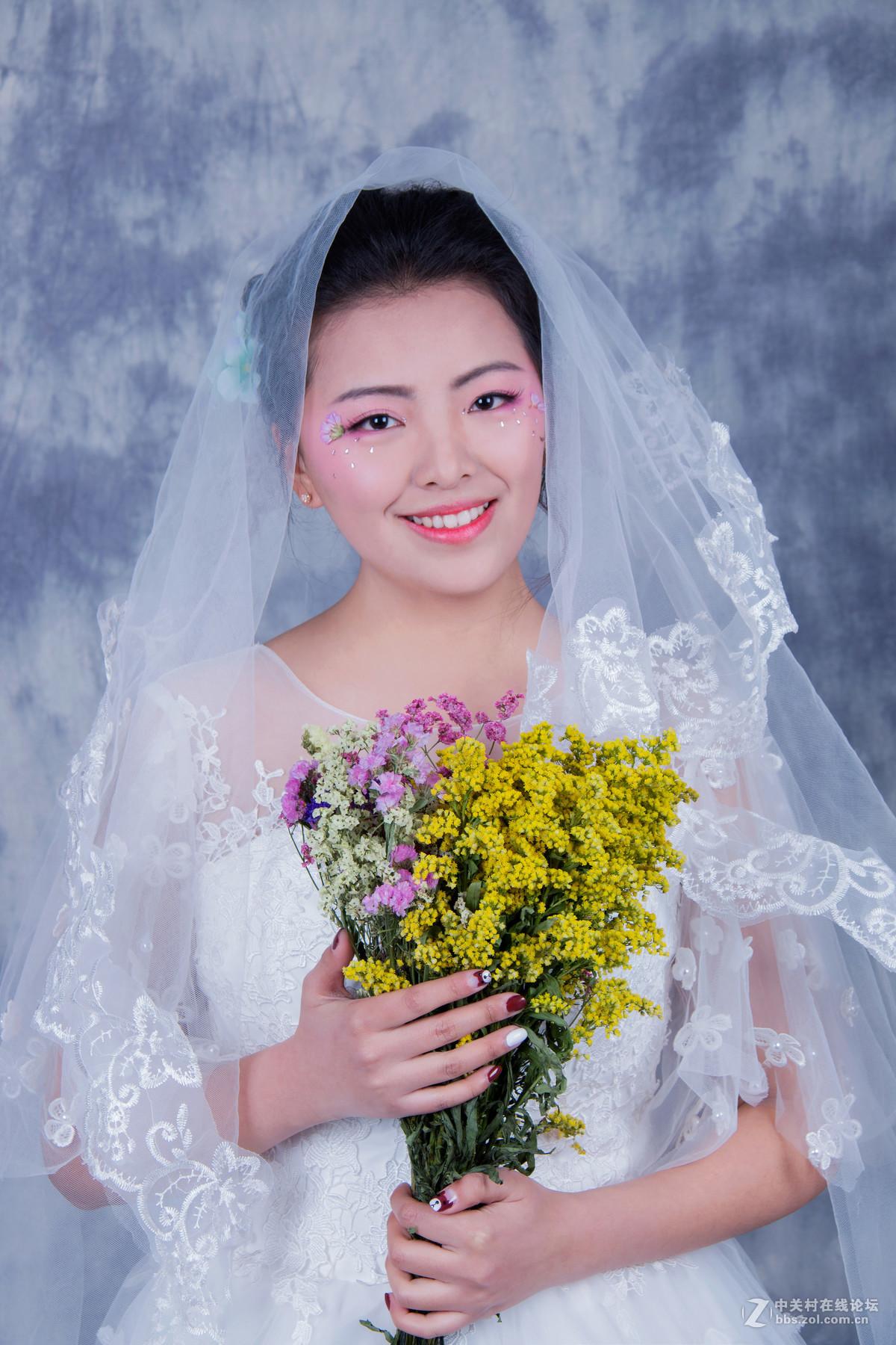 棚拍人像摄影，希望得到指点。