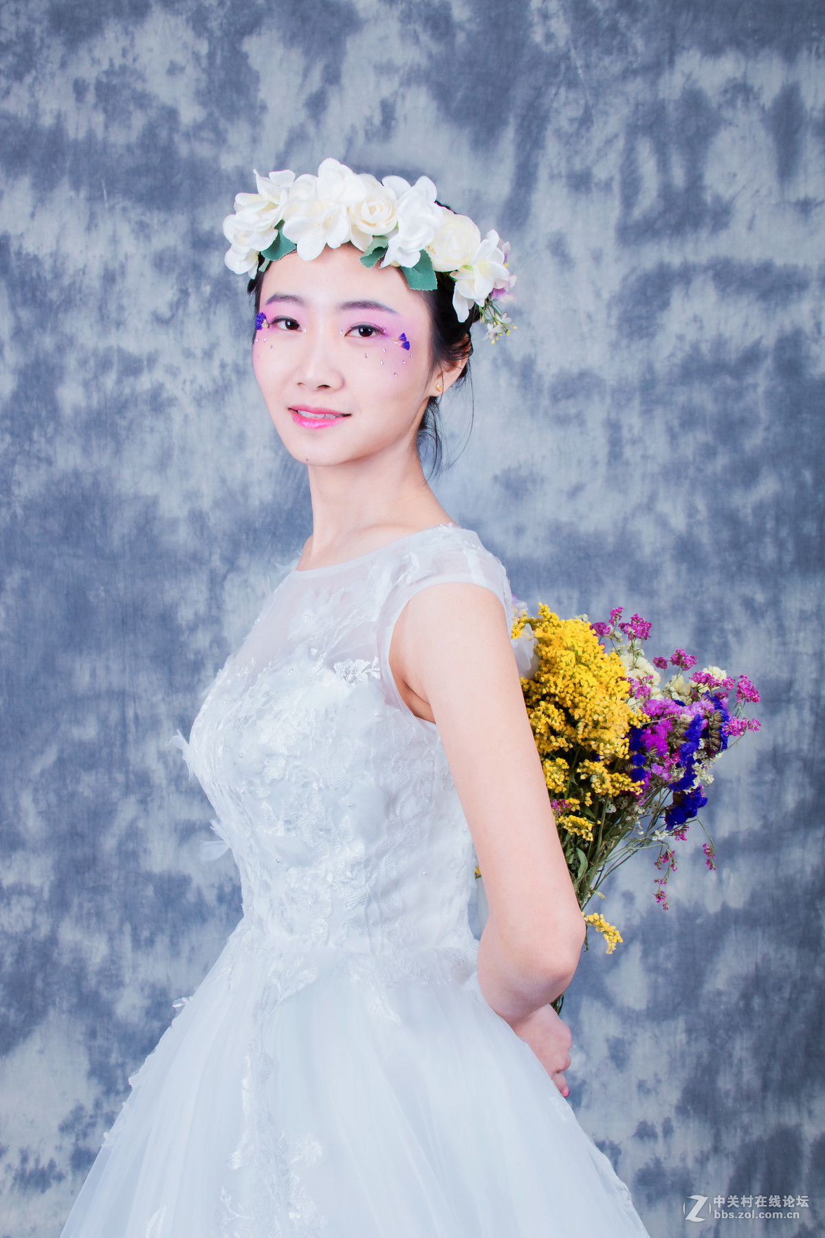 棚拍人像摄影，希望得到指点。