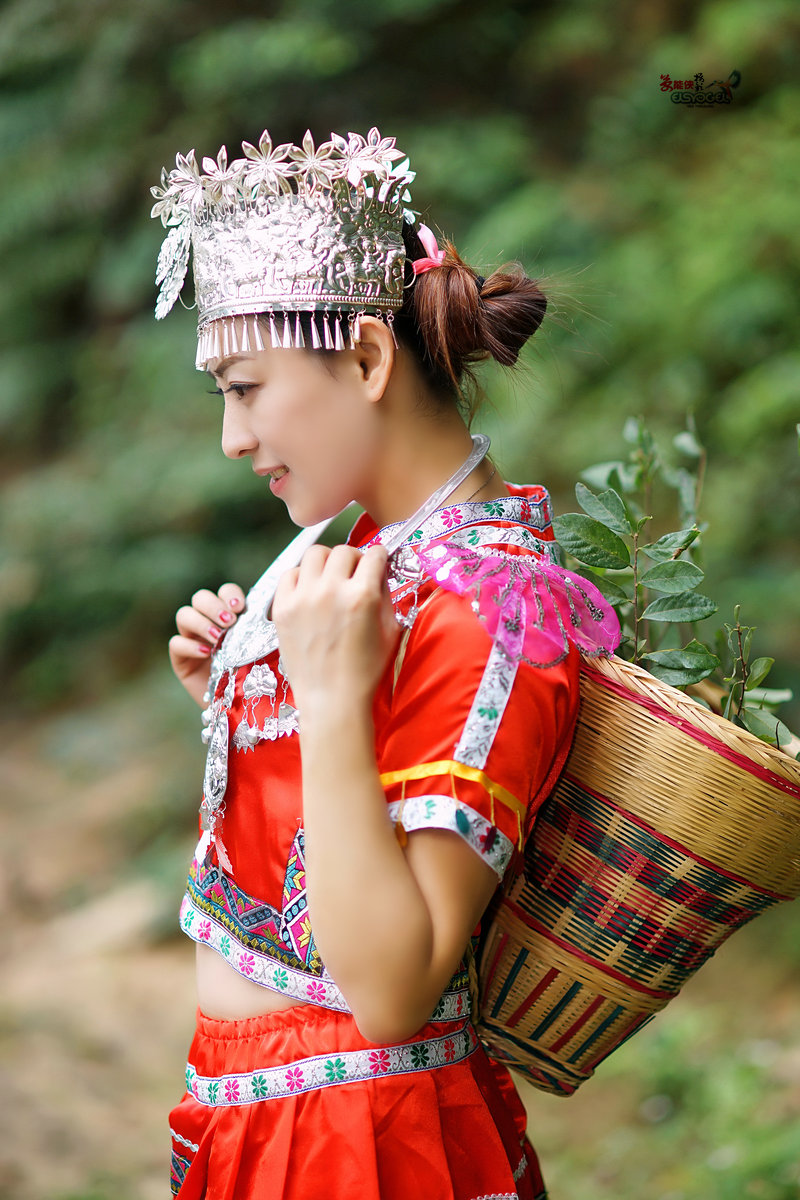 苗族姑娘笑笑