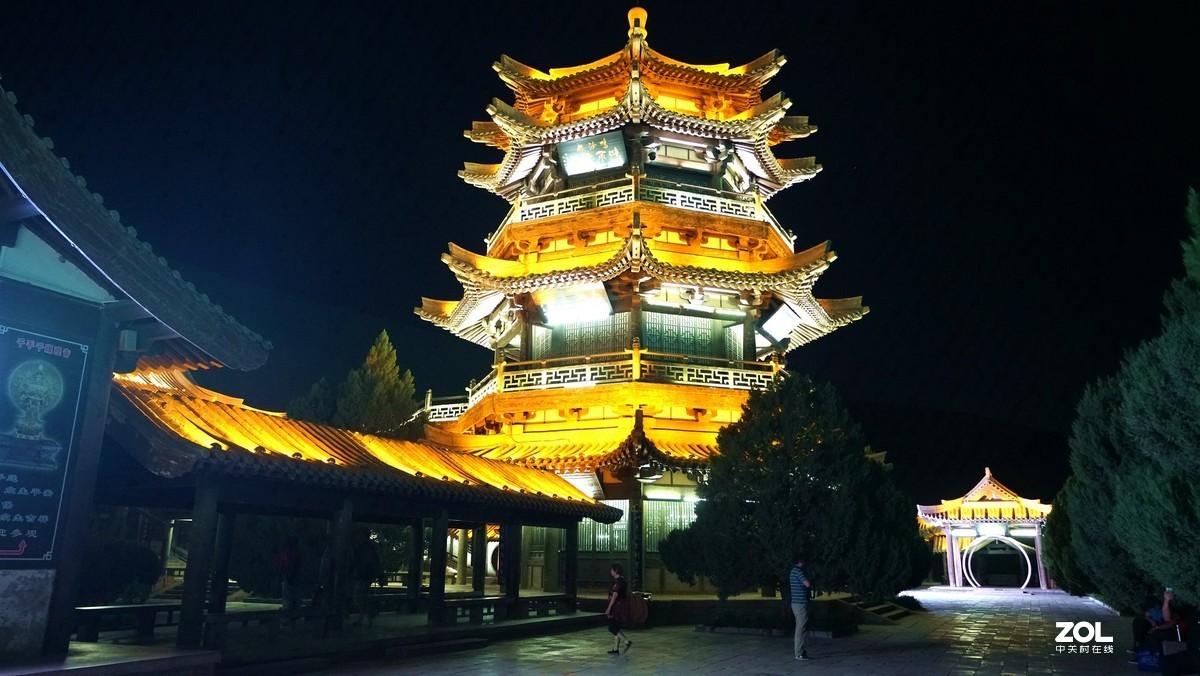 鸣沙山月牙泉