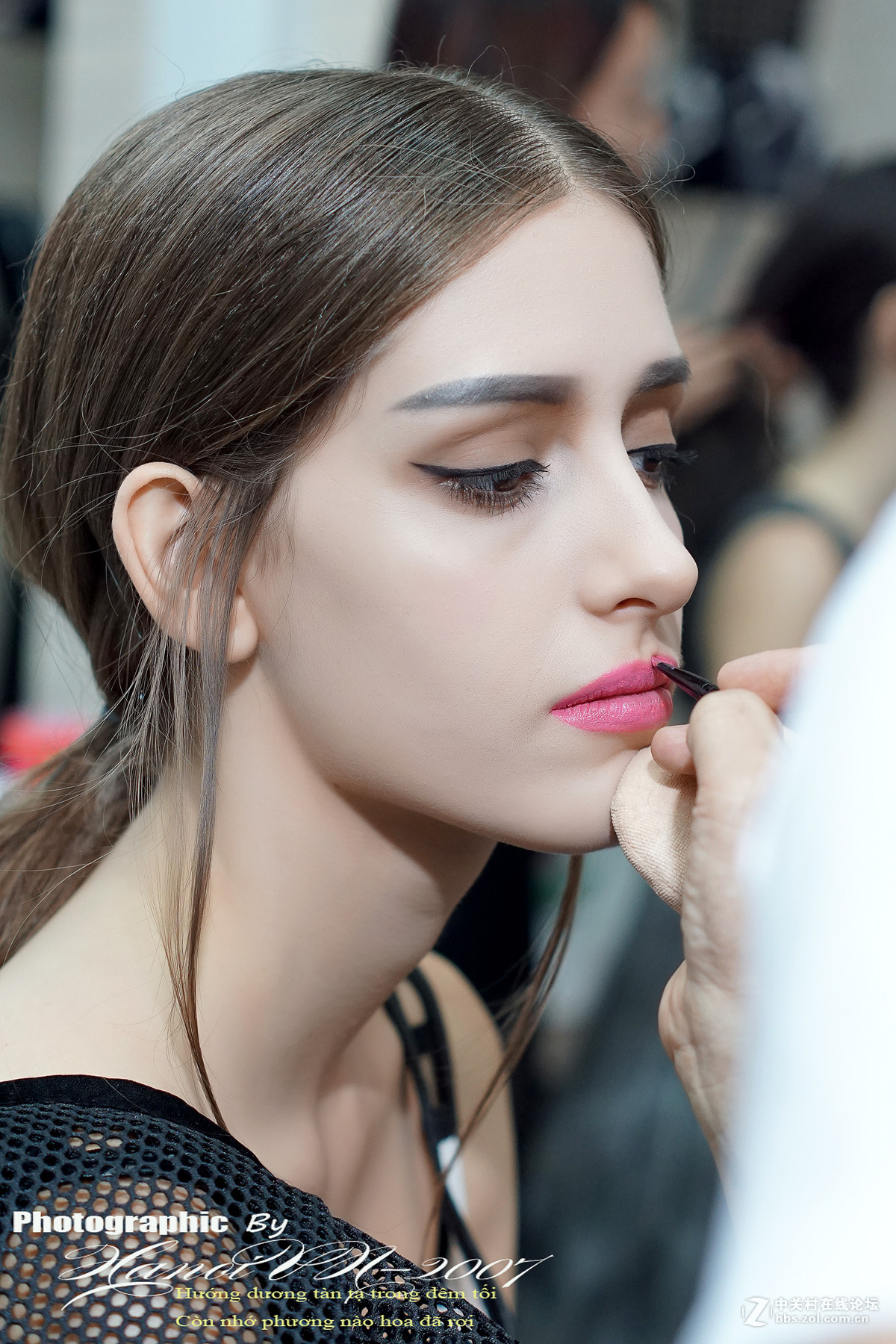 抓拍在化妆中魅力倾城的洋模特