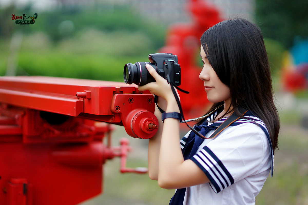 广工校园玩单反机女生林林