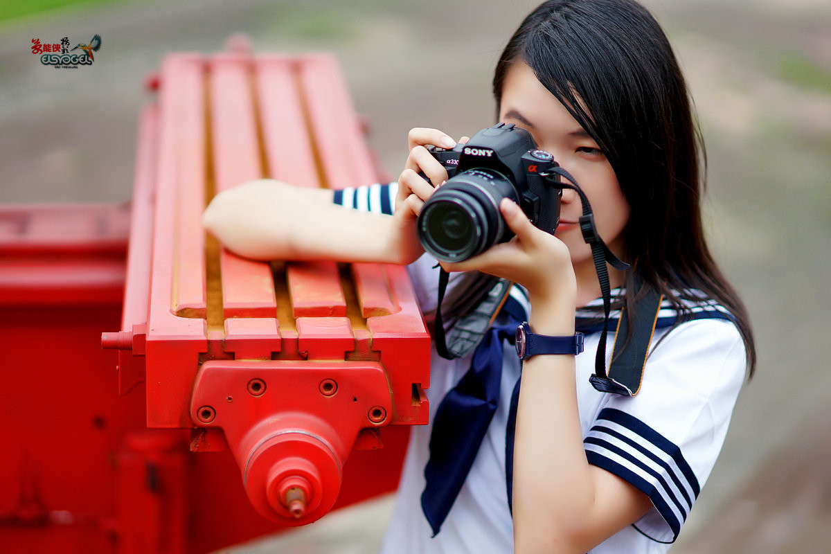 广工校园玩单反机女生林林