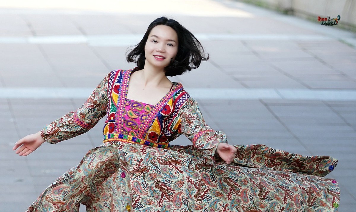 民族服姑娘唐妮