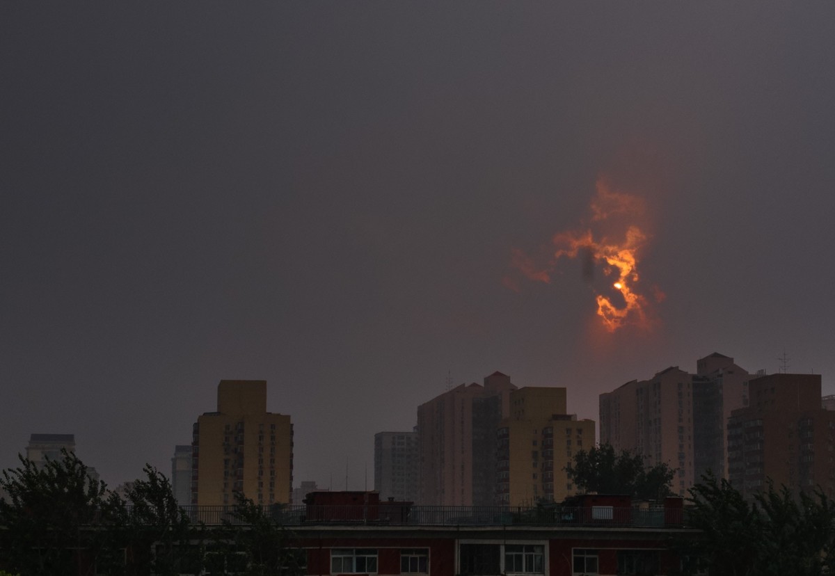 阵雨中的窗外