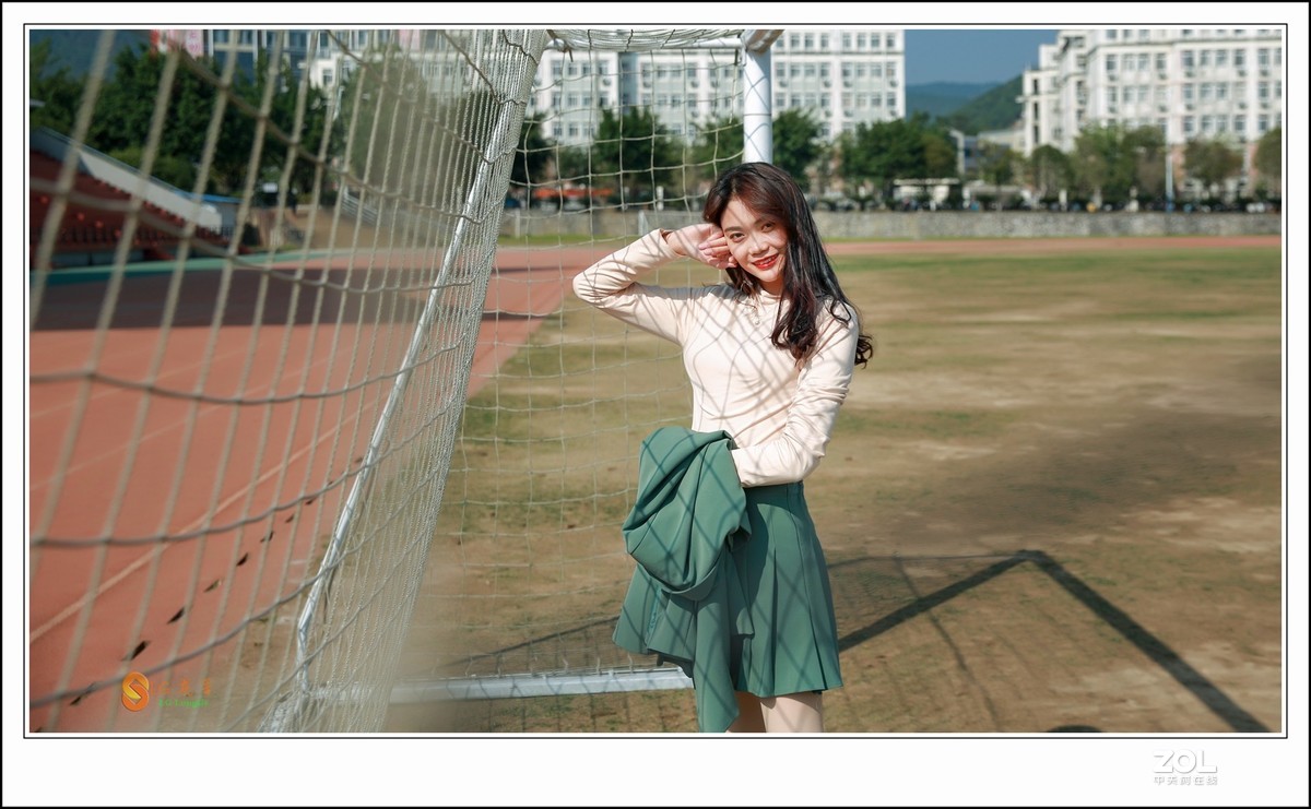 运动场上的女大学生