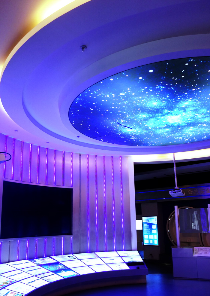 2015-09-28  导航仪质量很差 公司总部确很漂亮