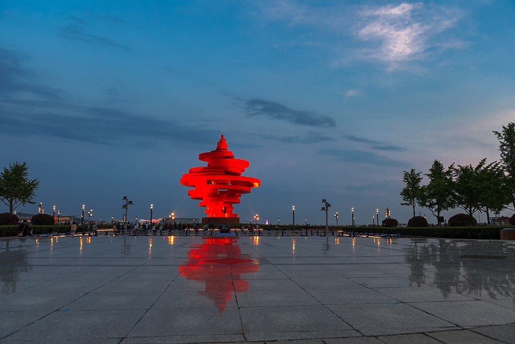 五四广场到了晚上的时候
