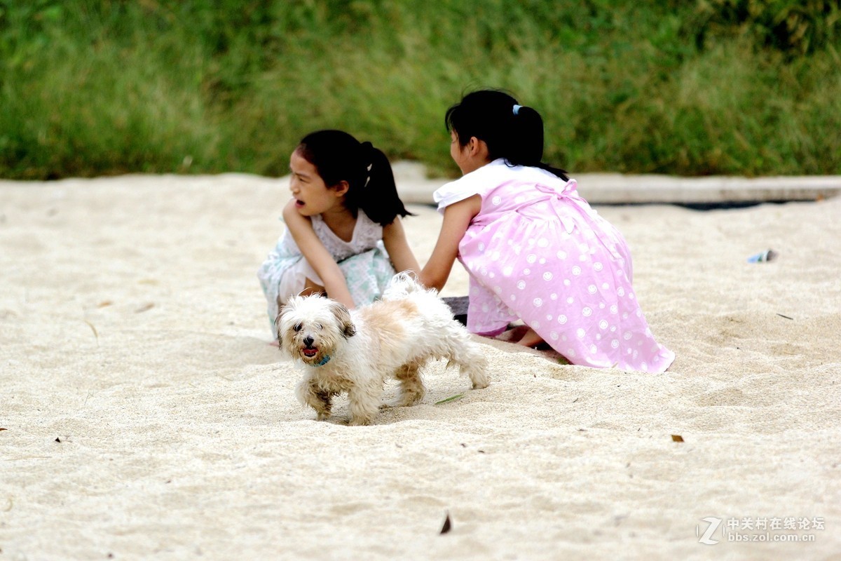 童趣玩沙的小姑娘