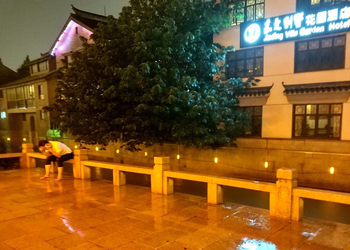 (纪实实拍组图）雨中哭泣的男人