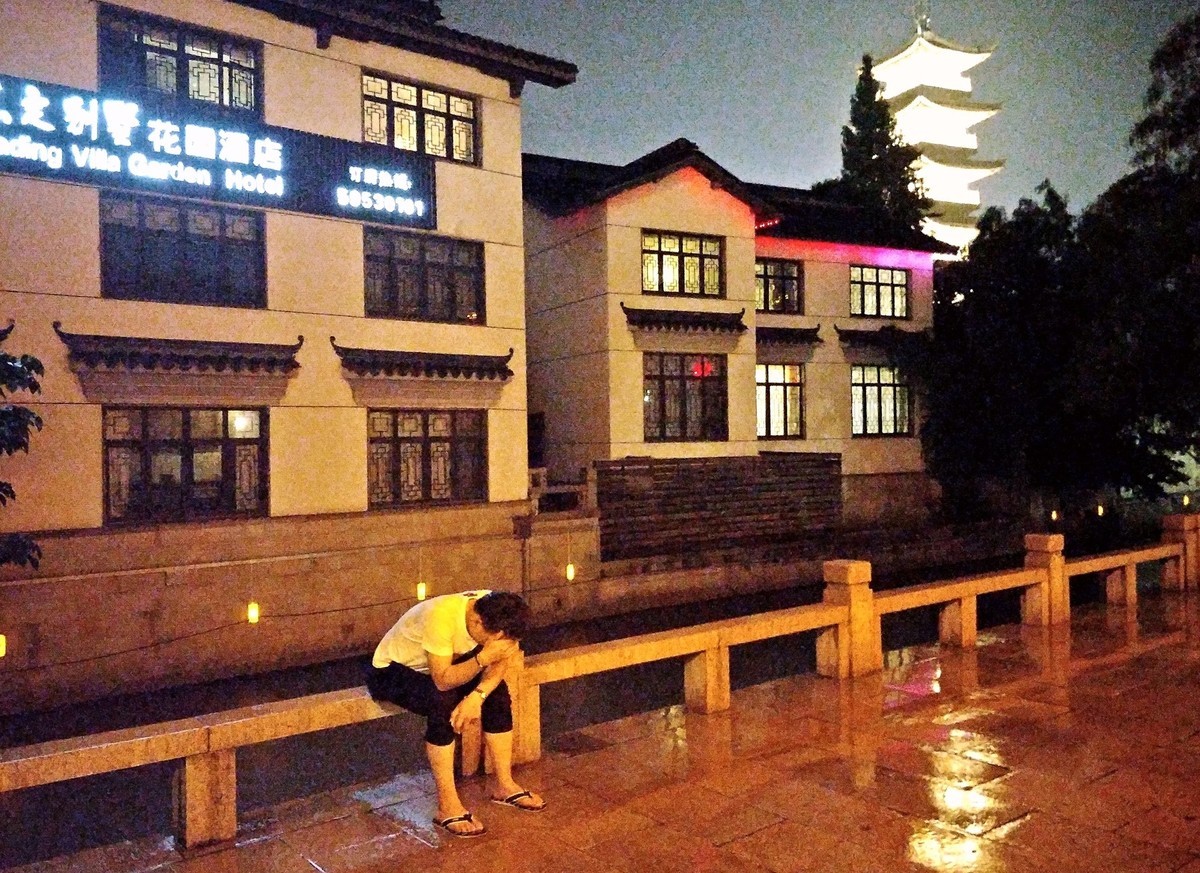 (纪实实拍组图）雨中哭泣的男人