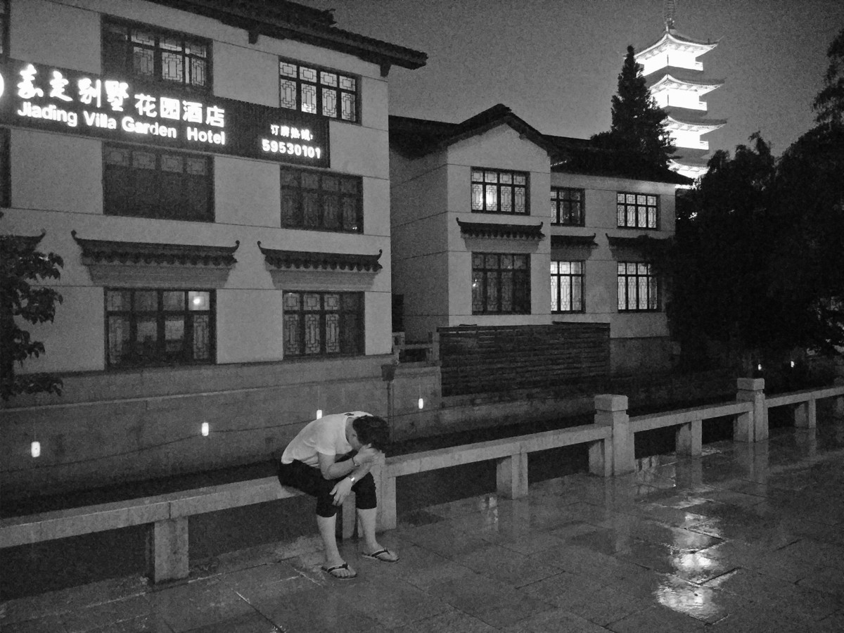 (纪实实拍组图）雨中哭泣的男人