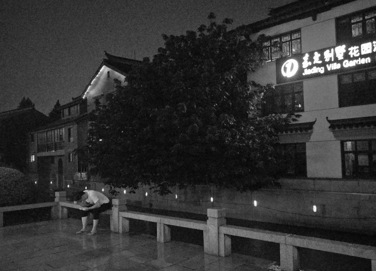 (纪实实拍组图）雨中哭泣的男人