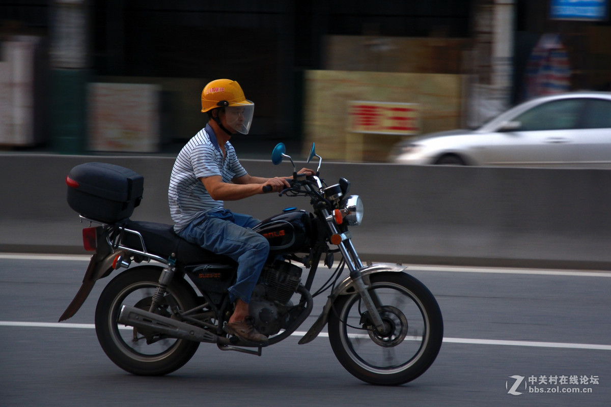 一组车子追焦照片。