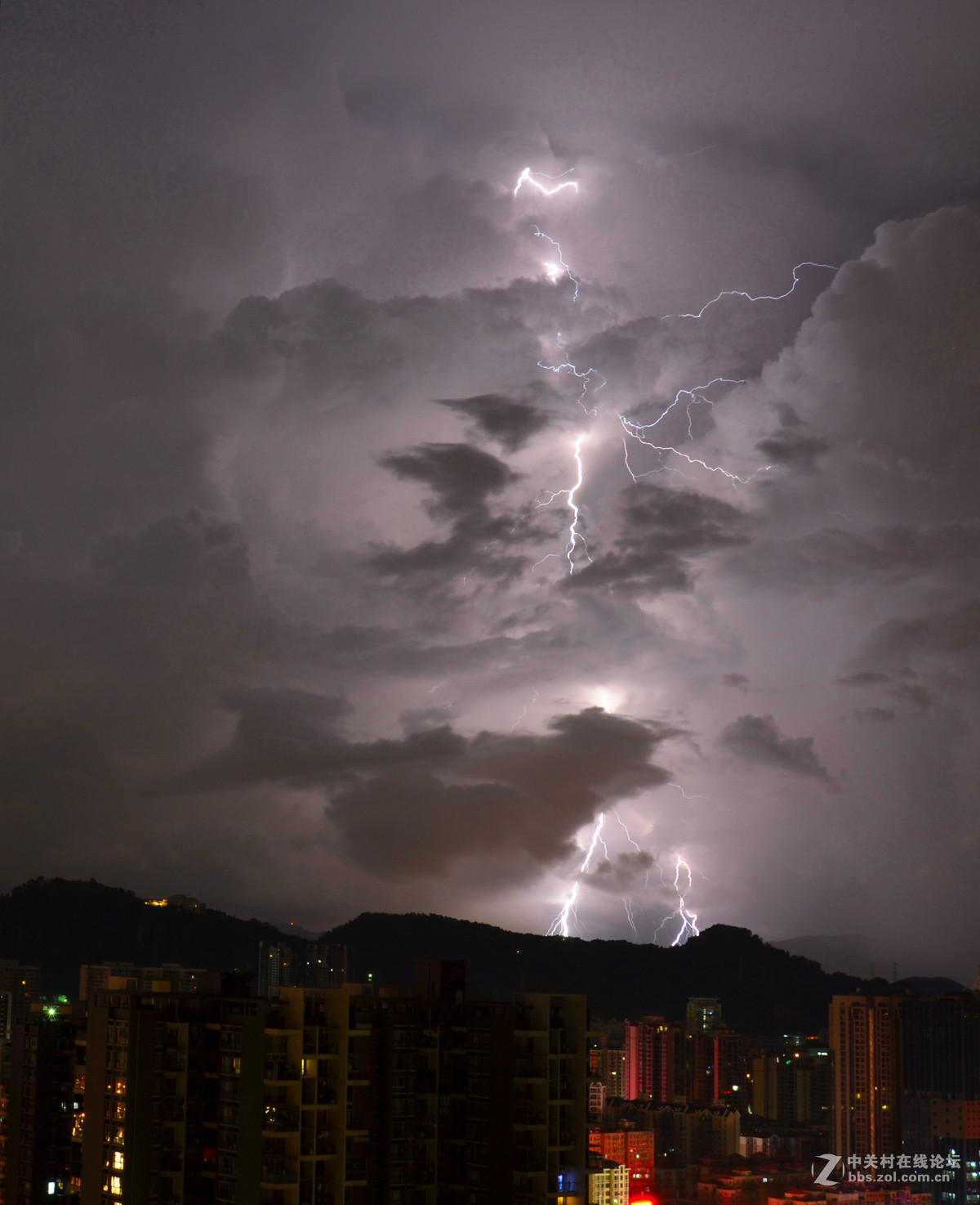 有些时间没来了。。。。来几张闪电吧