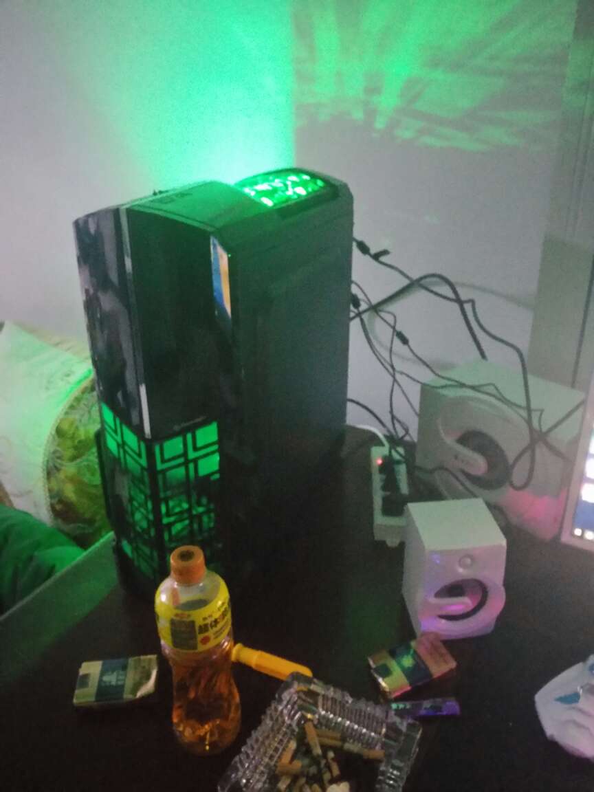 自己买的“KTV”式光污染主机，LOL全特效300帧