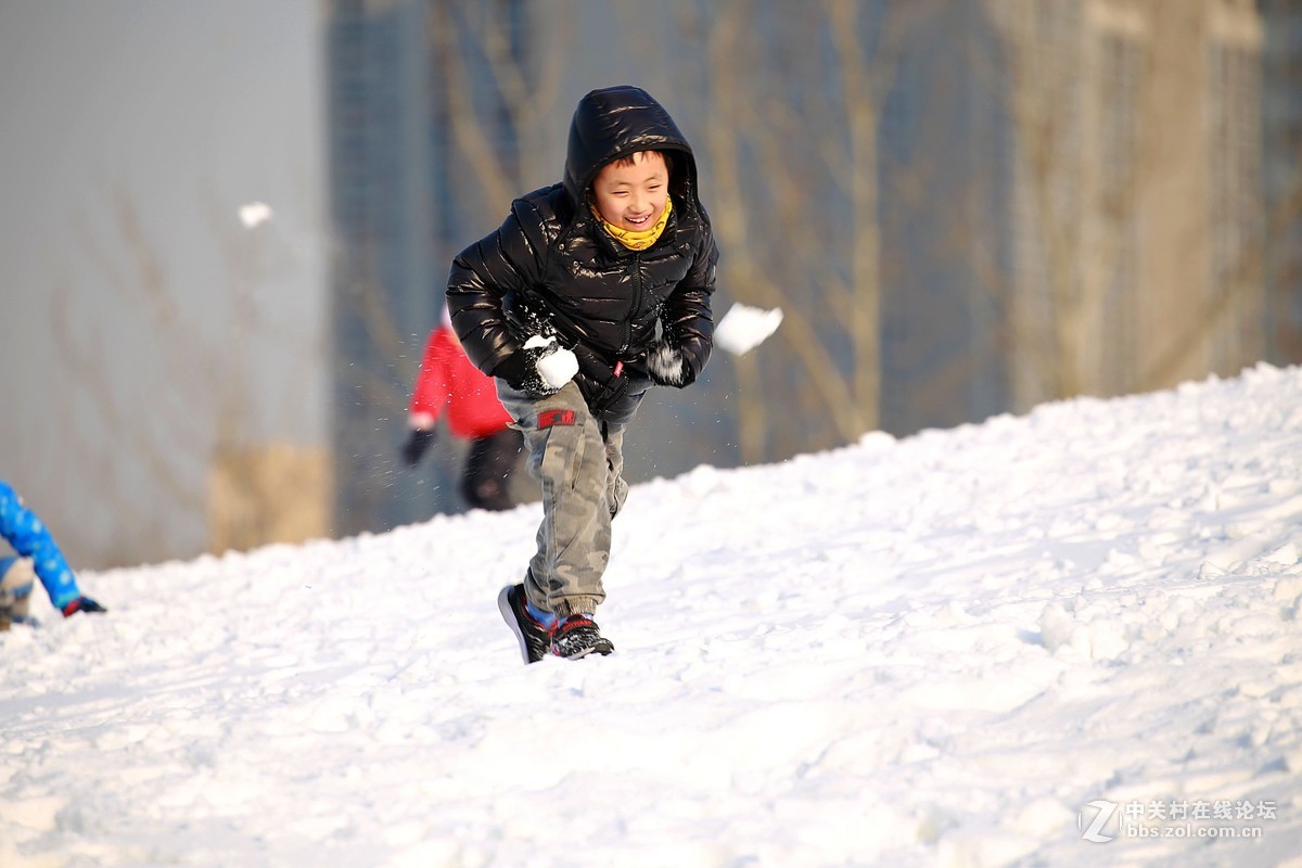 童耍雪趣（3）