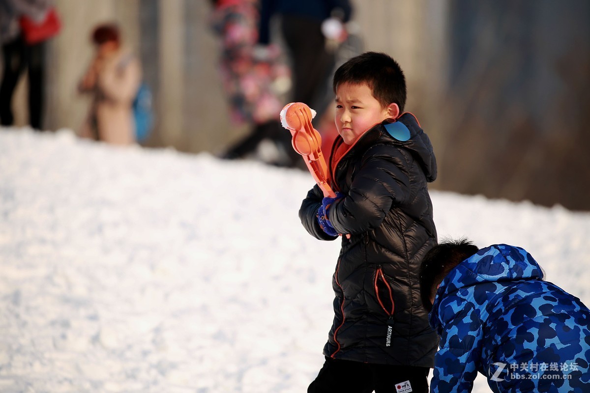 童耍雪趣（3）
