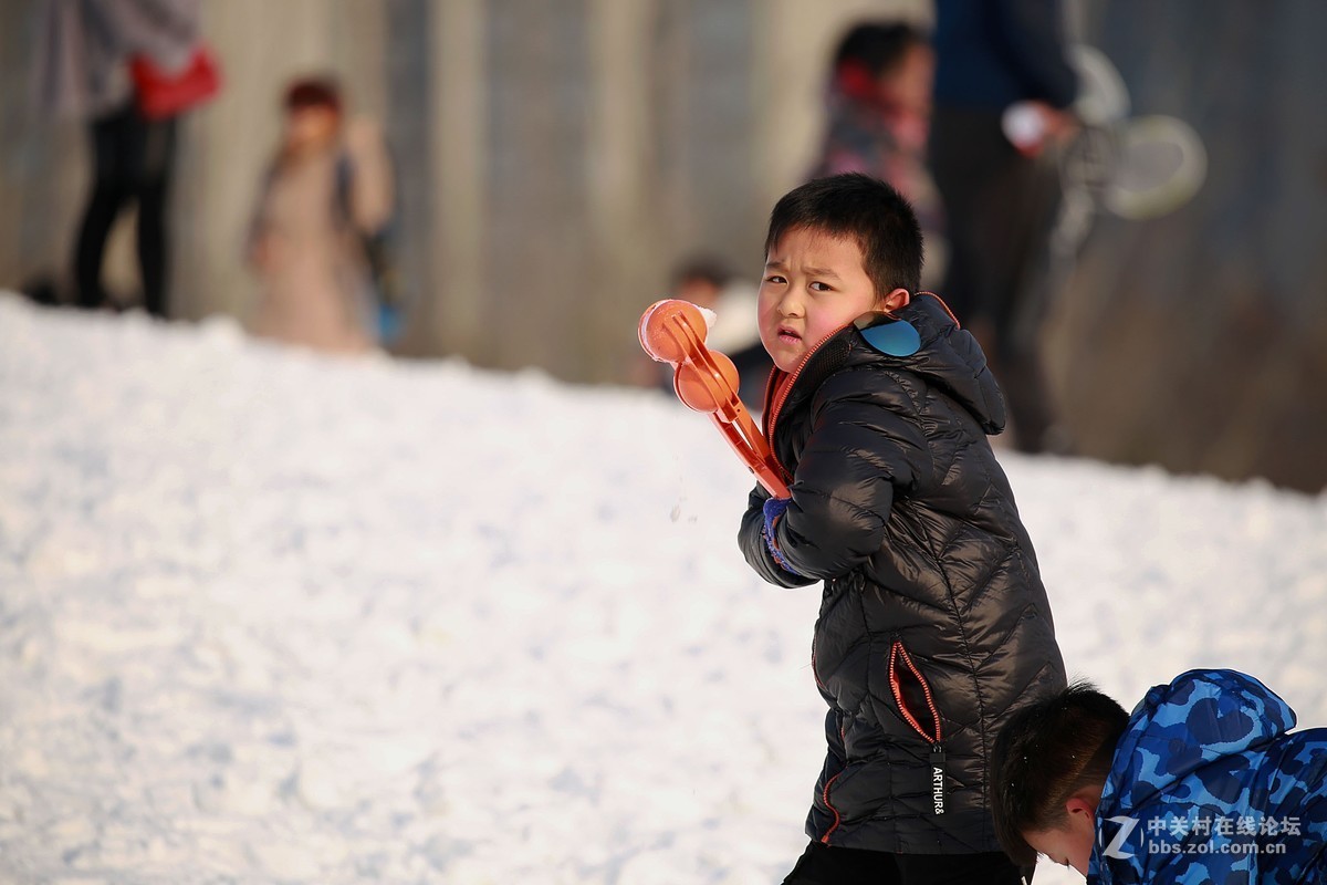 童耍雪趣（3）