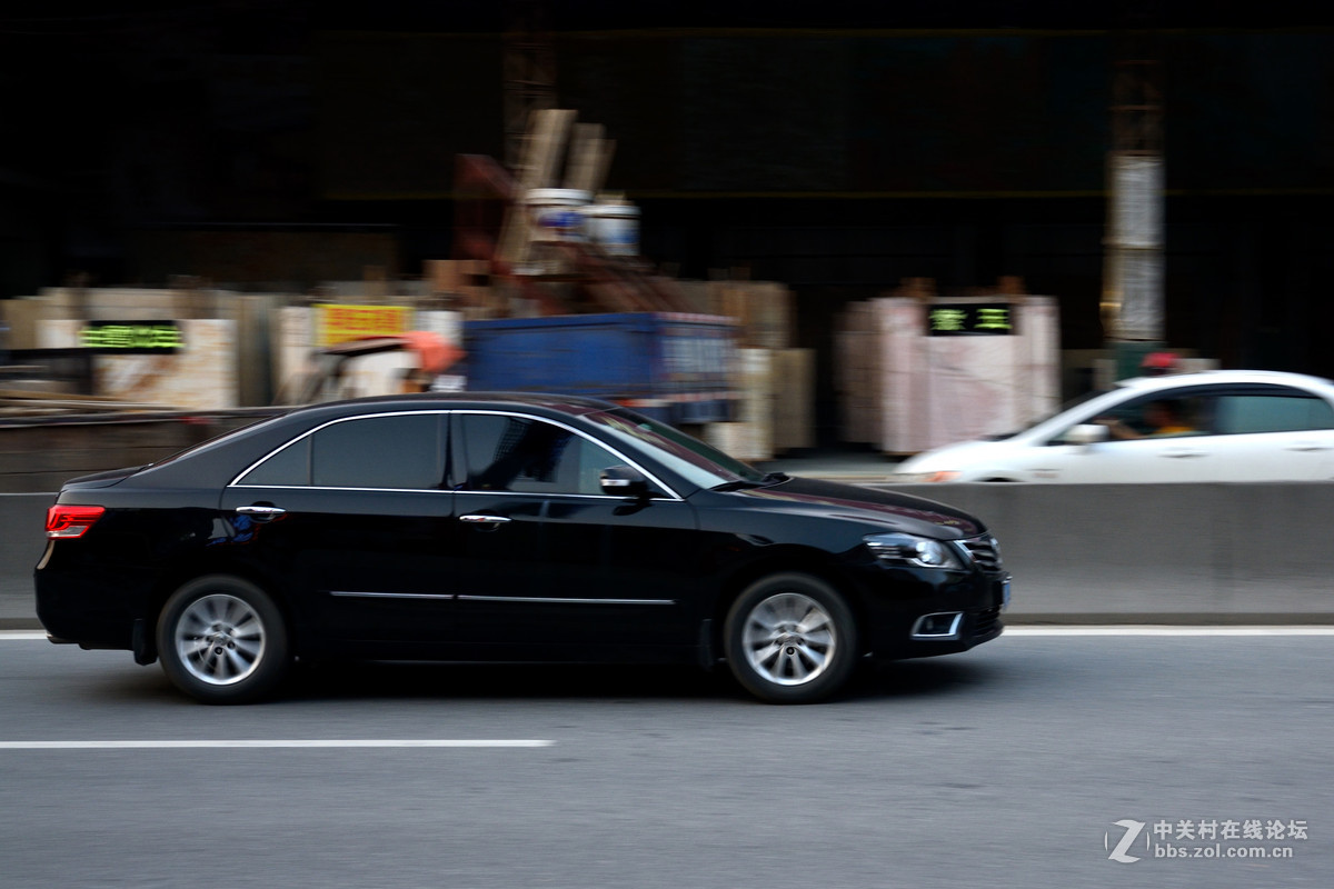 一组车子追焦照片。