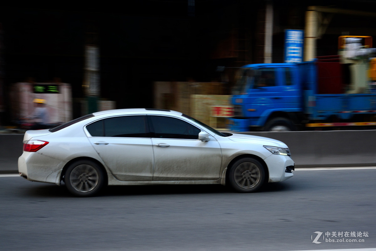 一组车子追焦照片。