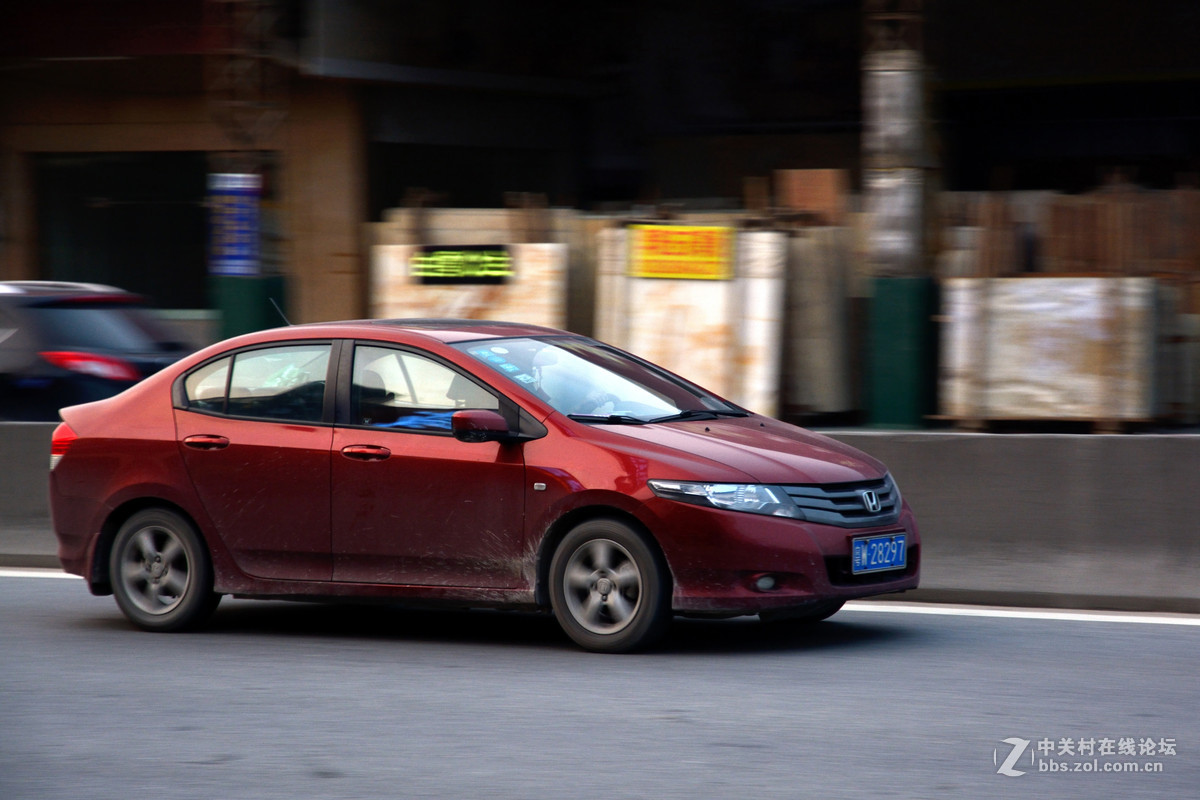 一组车子追焦照片。