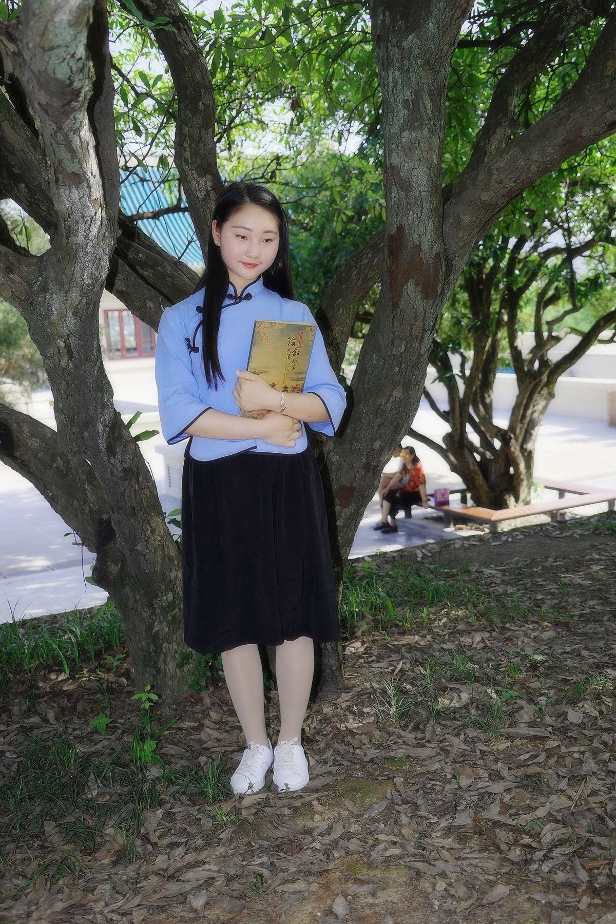 环境人像外拍武汉大学校园的清新女生