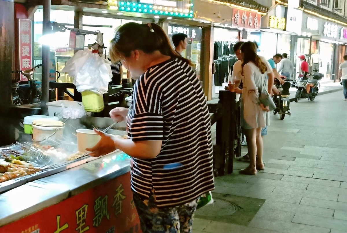 （纪实实拍组图）生存之路-夜晚路边摆摊的小贩