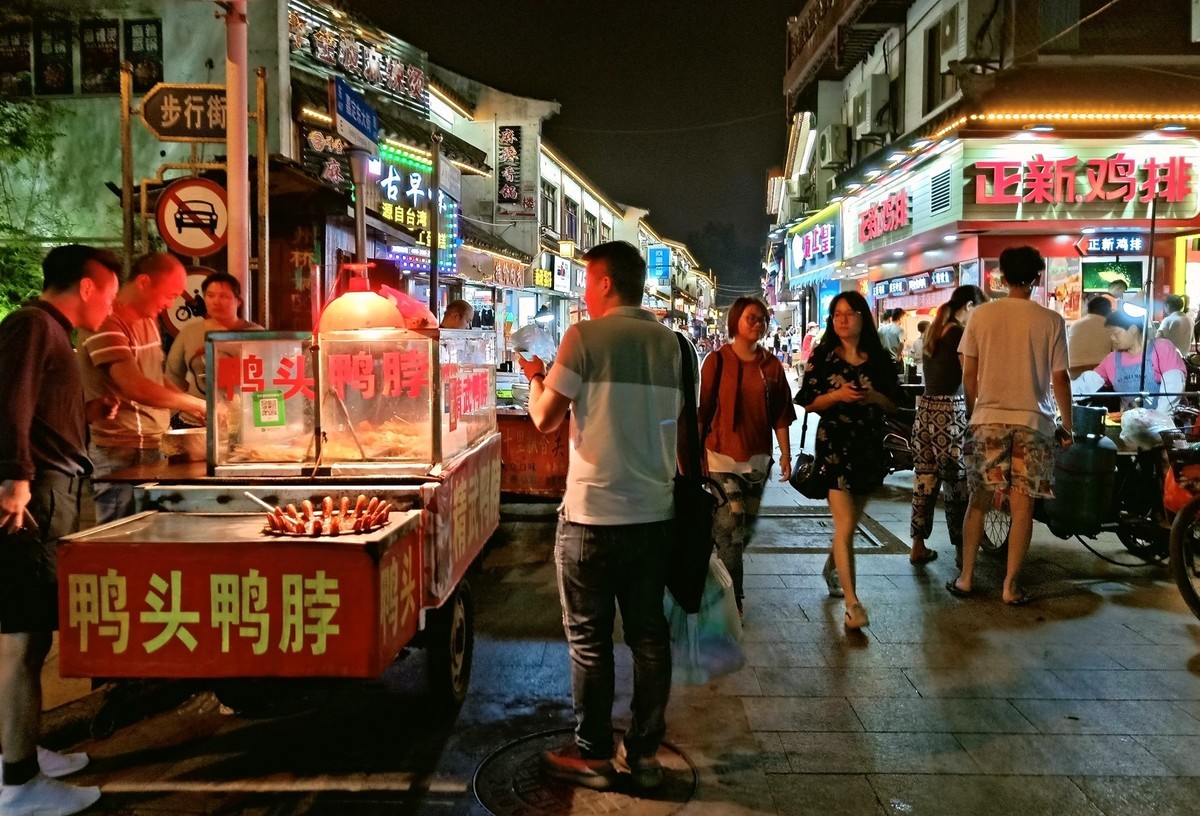 （纪实实拍组图）生存之路-夜晚路边摆摊的小贩