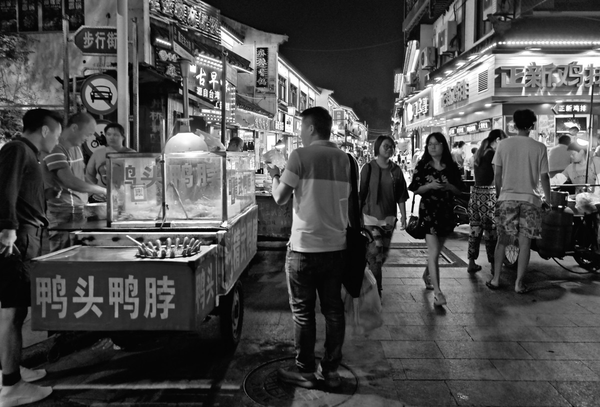 （纪实实拍组图）生存之路-夜晚路边摆摊的小贩