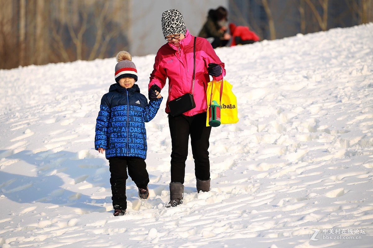 童耍雪趣（3）