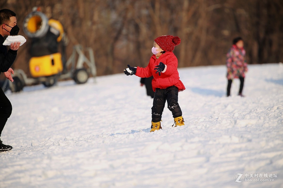 童耍雪趣（3）