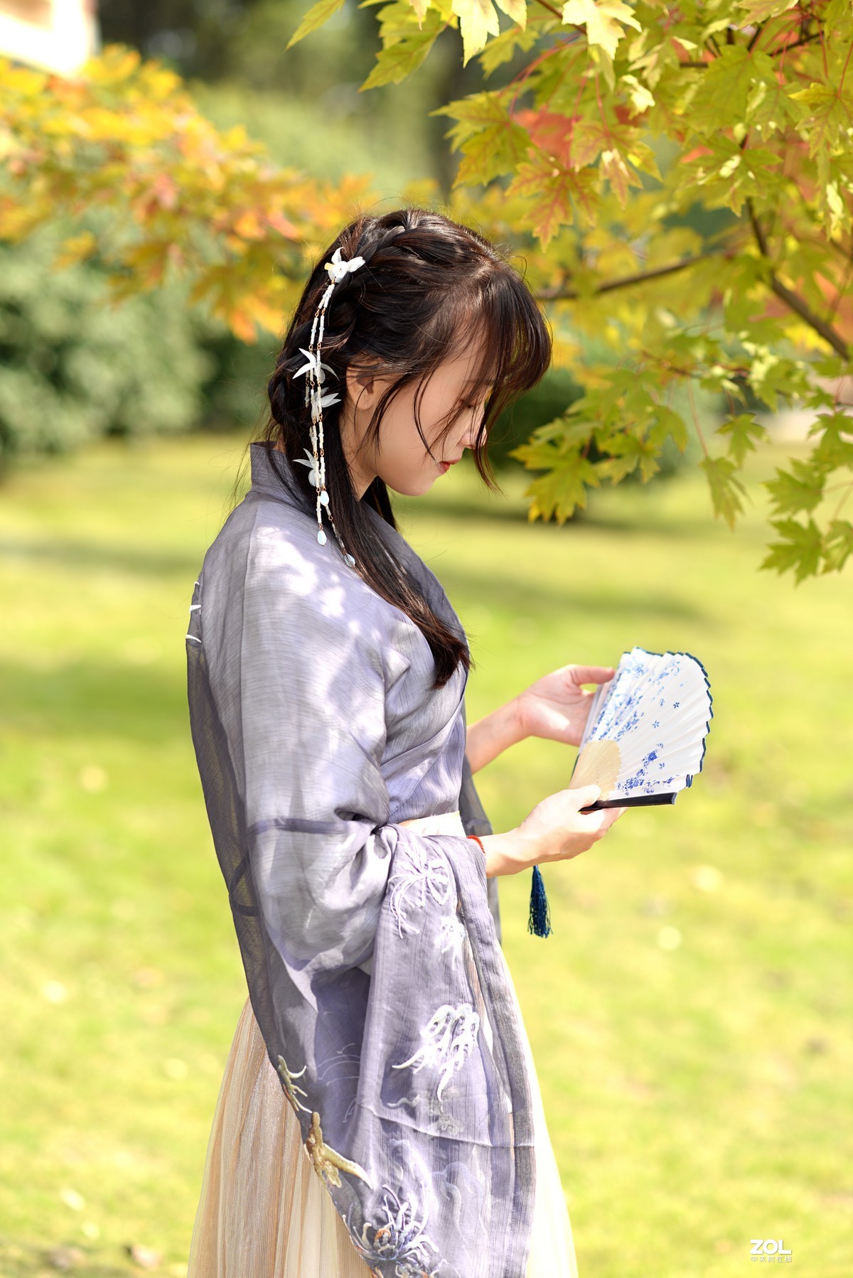 枫林中清秀的汉服美女（二）