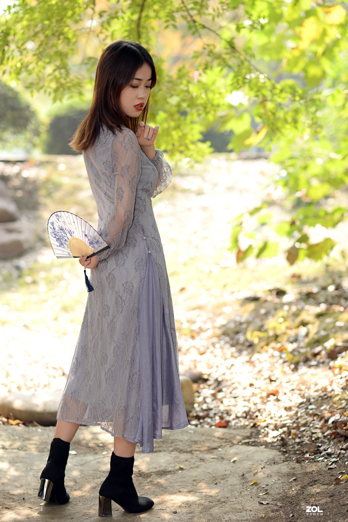 枫林中清秀的汉服美女（三）