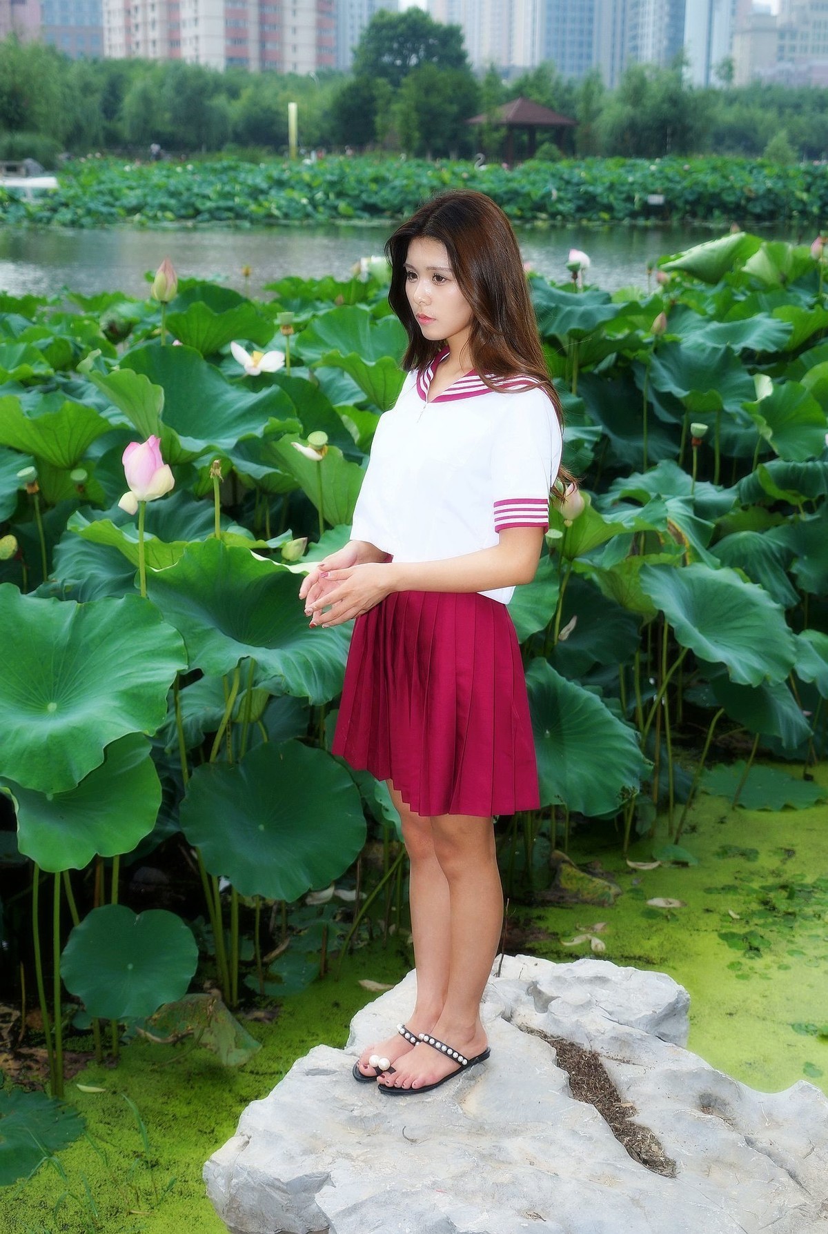 环境人像外拍公园荷花旁的亮丽美女