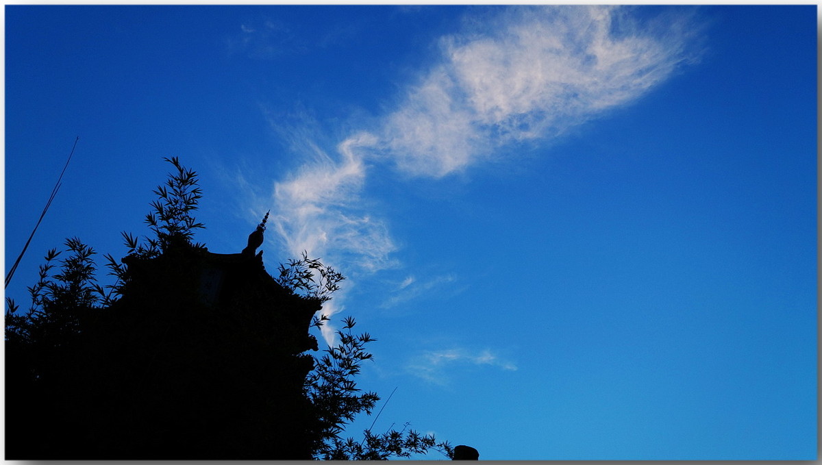 古寺、晚风、轻云飘过……