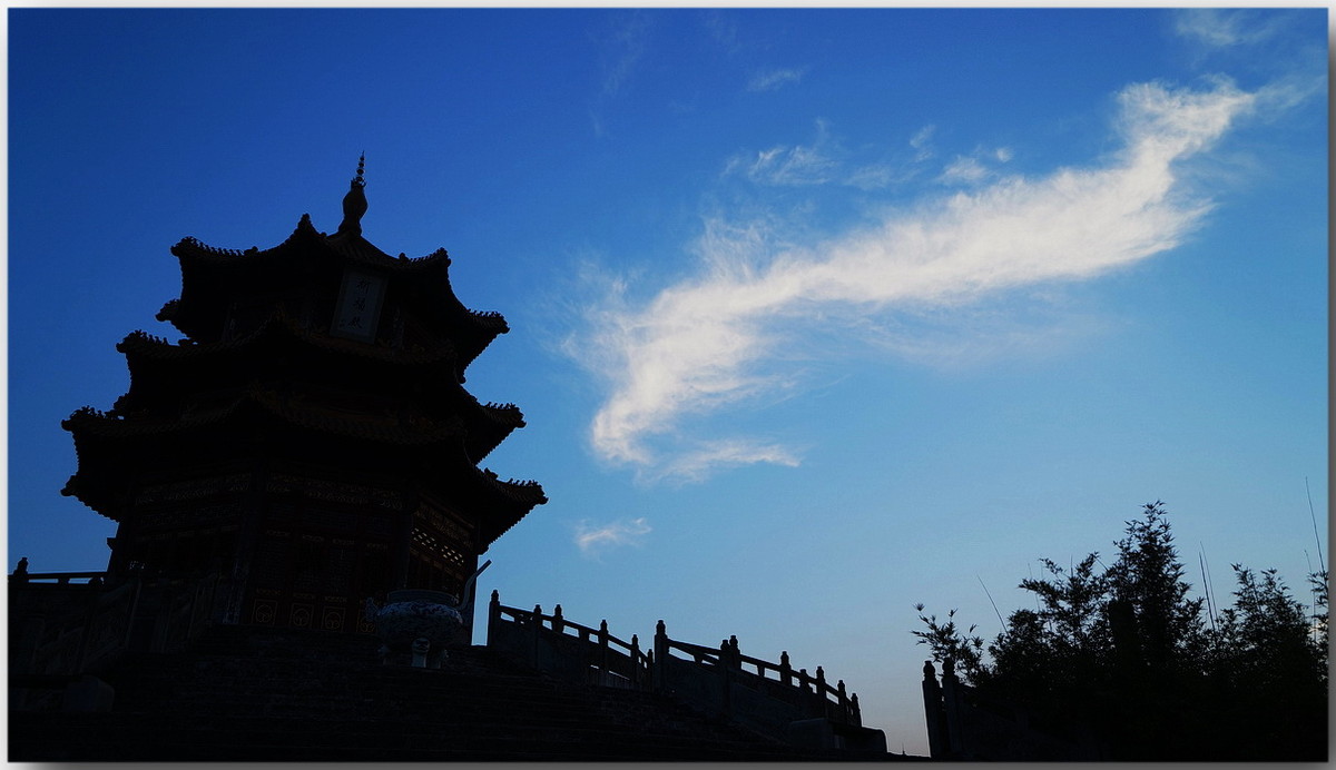 古寺、晚风、轻云飘过……