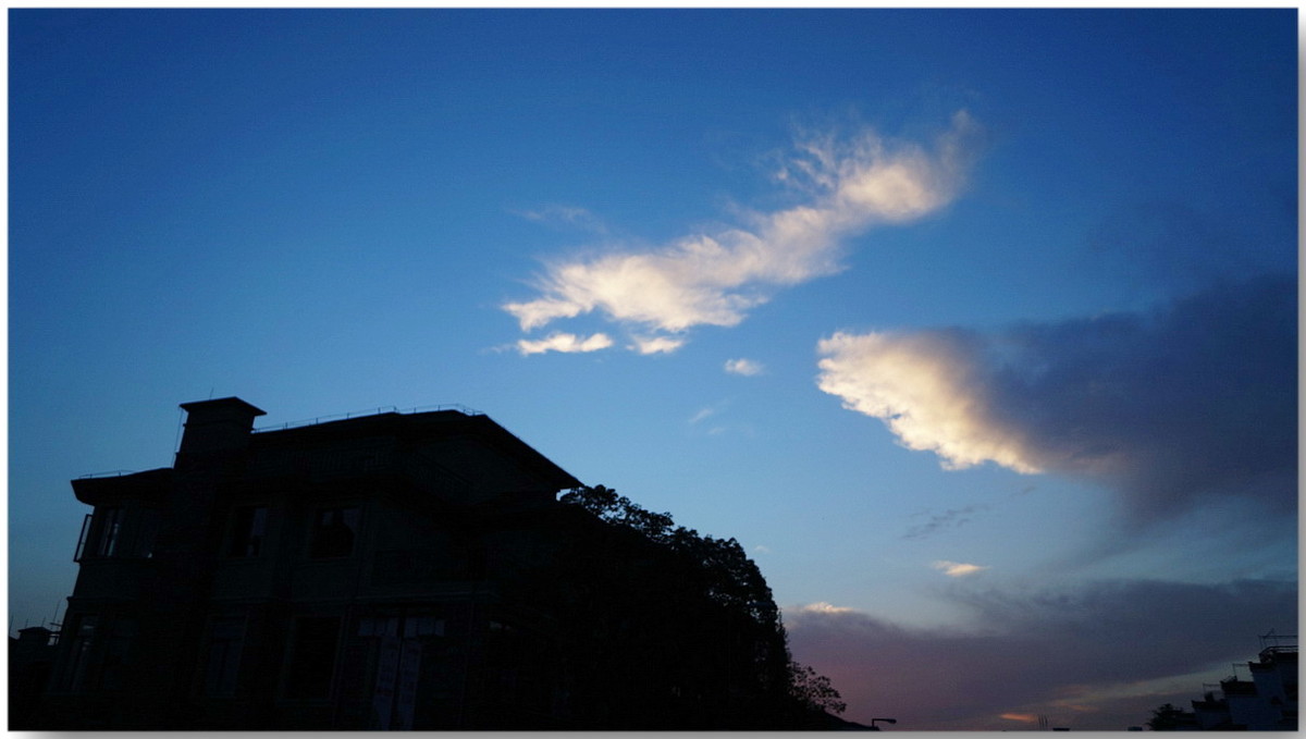 古寺、晚风、轻云飘过……