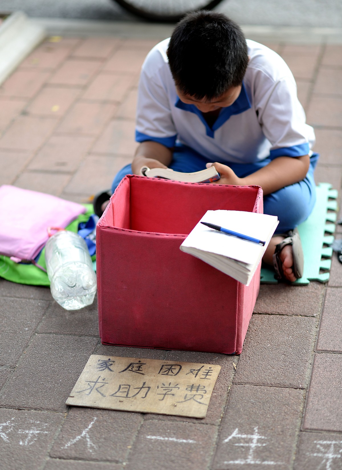 zol月赛记录最后的2015闹市中的乞讨男孩