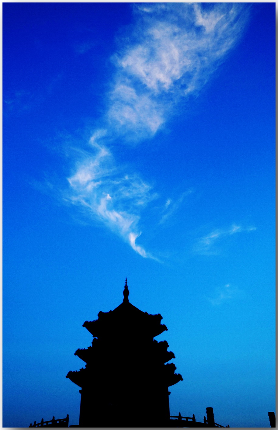 古寺、晚风、轻云飘过……