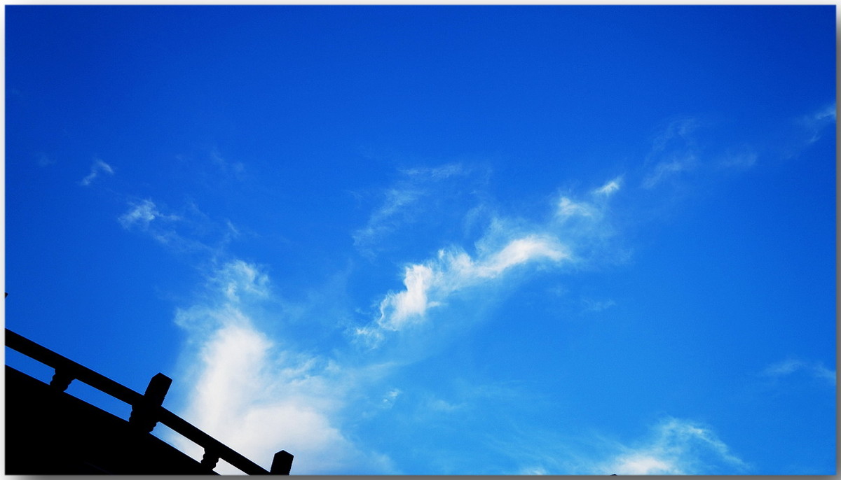 古寺、晚风、轻云飘过……