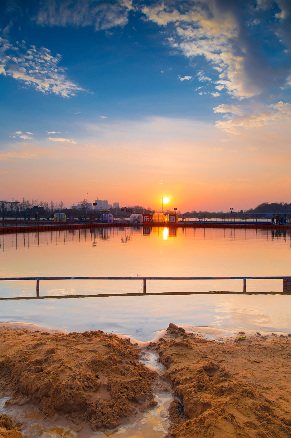 夕阳下的天德湖