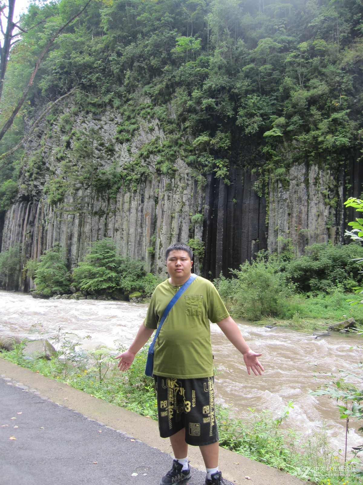 很早的相机，一款很好的牌子，很好的像素，这么多年来，放在问价件里一直很清晰，照片