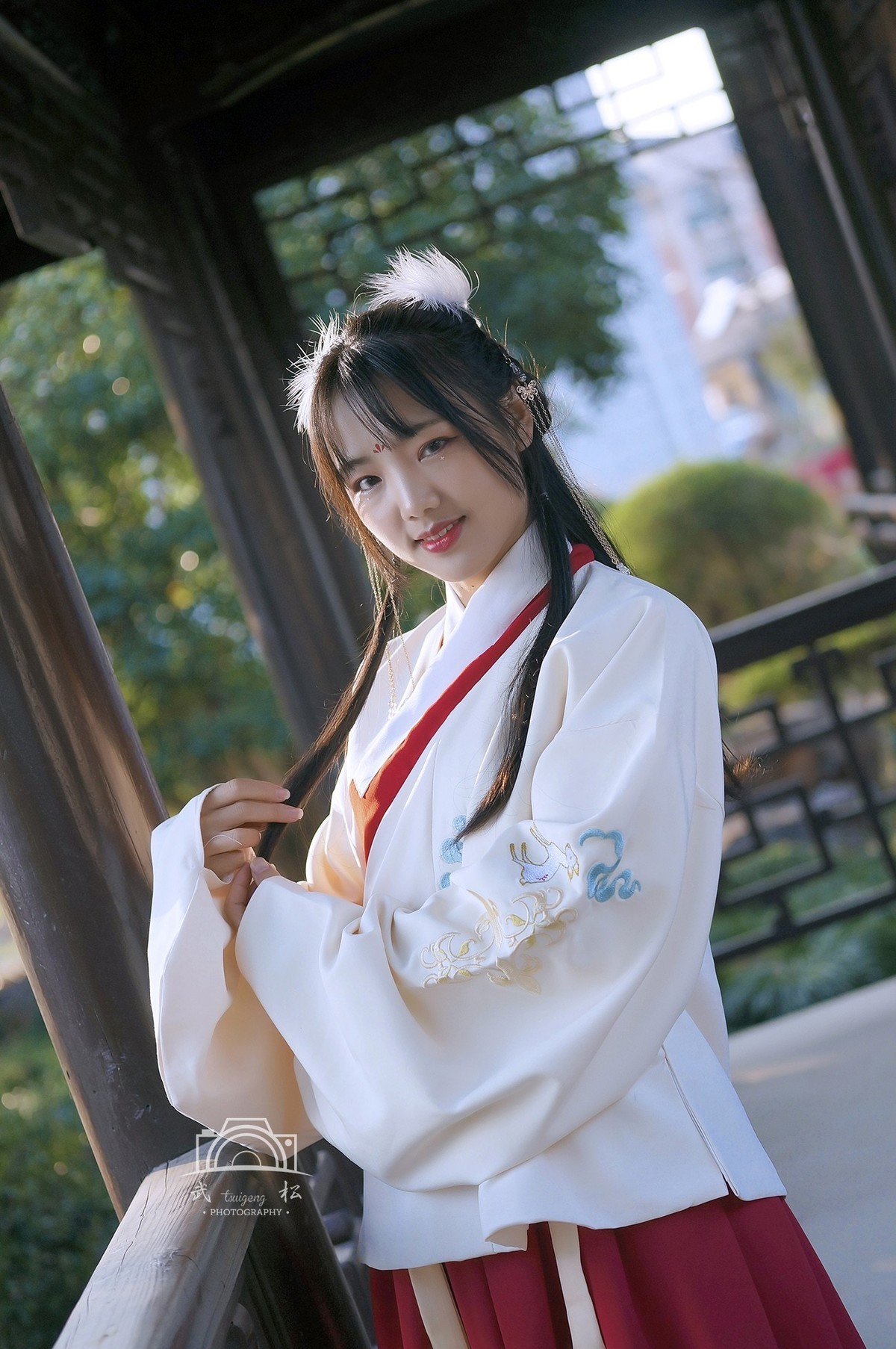 明珰翠袖红罗裙